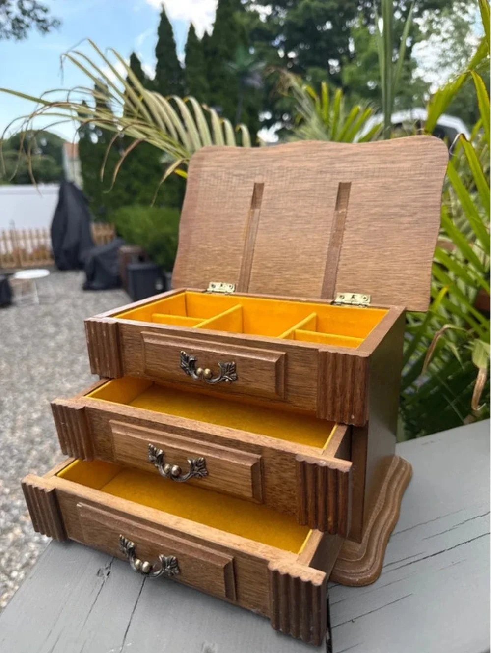 Beautiful vintage wooden jewelry box-gold felt